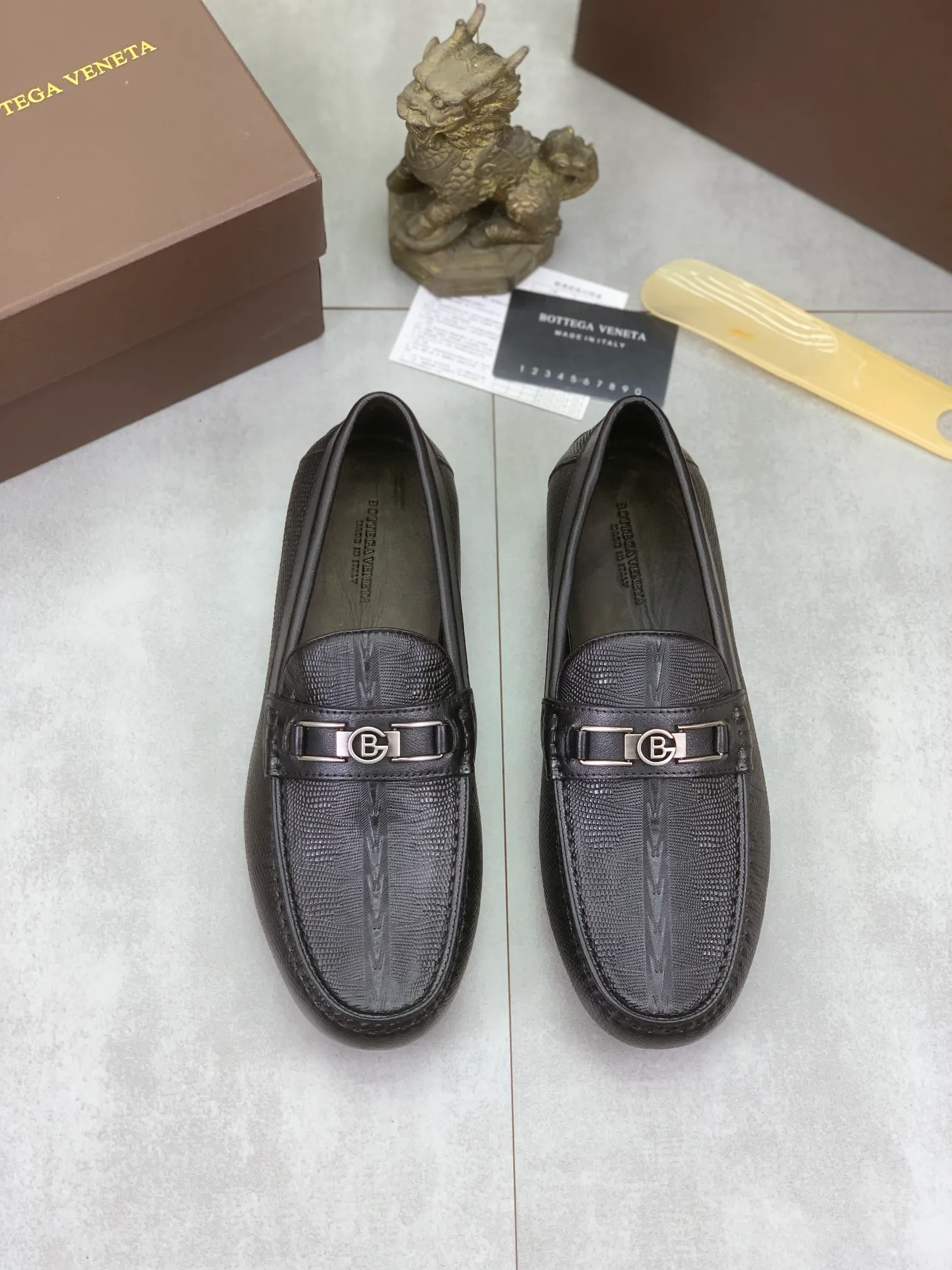 Men's men's shoes 💰p420 [New model] Water-dyed cow leather 💰High-quality business beanie shoes 💎💎💎 bottega veneta official website synchronizes the latest top version of bv in the market, accepts material comparison, shoe type comparison, process comparison, practical and textured, versatile and suitable for any occasion, the more you look at it, the more it tastes. Purely hand-woven craftsmanship - Upper material, ostrich pattern calfskin imported from Italy - High-quality water-dyed cowhide inside - Original private model customized outsole - Size: 39-44 (38 45 can be customized) Color: black or brown optional